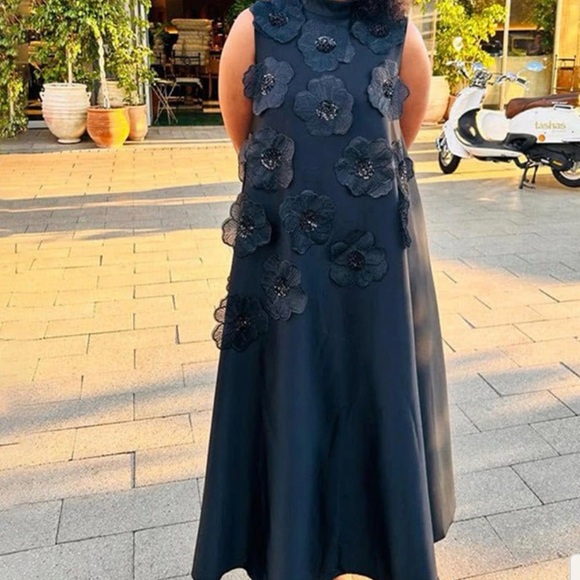 Dresses & Skirts - Elegant Black Sleeveless Floral Applique Maxi Dress